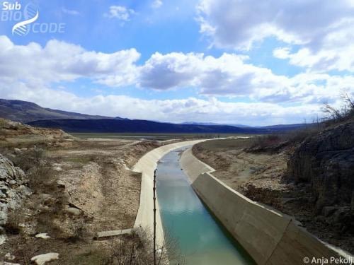 Kanal na Fatničkom polju, kojega će koristiti za hidroelektrane čiju gradnju planiraju u porječju rijeke Trebišnjice.