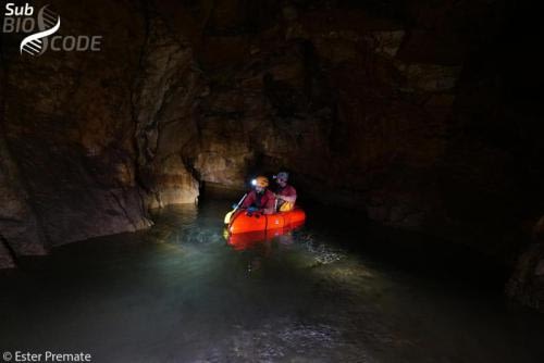 Ханс и Тео веслају преко језера у Врелској. Након преласка језера отворио се пут у дубље делове пећине.